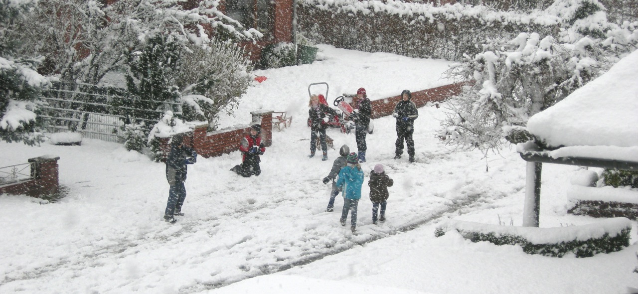 Spielende Kinder im Schnee · 22. November 2008