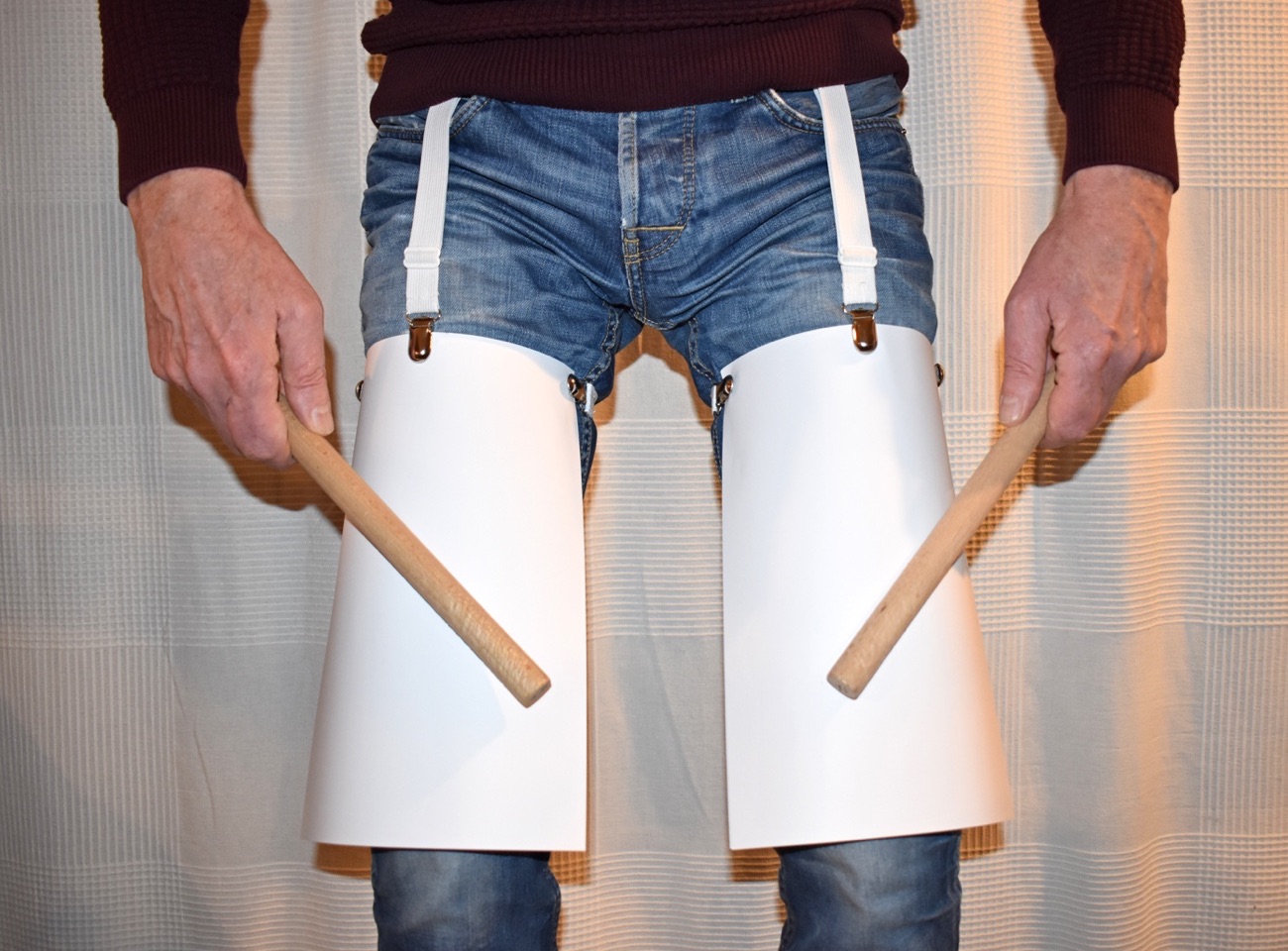 Präpariertes Bein » Papier (DIN A4) mit Bettlakenspanner an den Beinen befestigt Präpariertes Bein » Papier (DIN A4) mit Bettlakenspanner befestigt